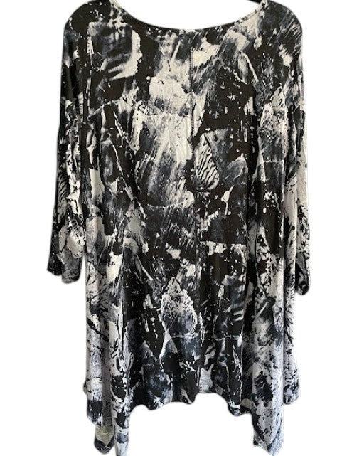 Somethinguluv3 black and white abstract print tunic top with a scoop neckline, three-quarter sleeves, and asymmetrical hem