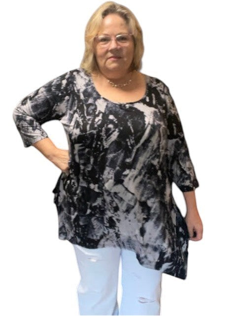 Somethinguluv3 black and white abstract print tunic top with a scoop neck, three-quarter sleeves, and asymmetrical hem