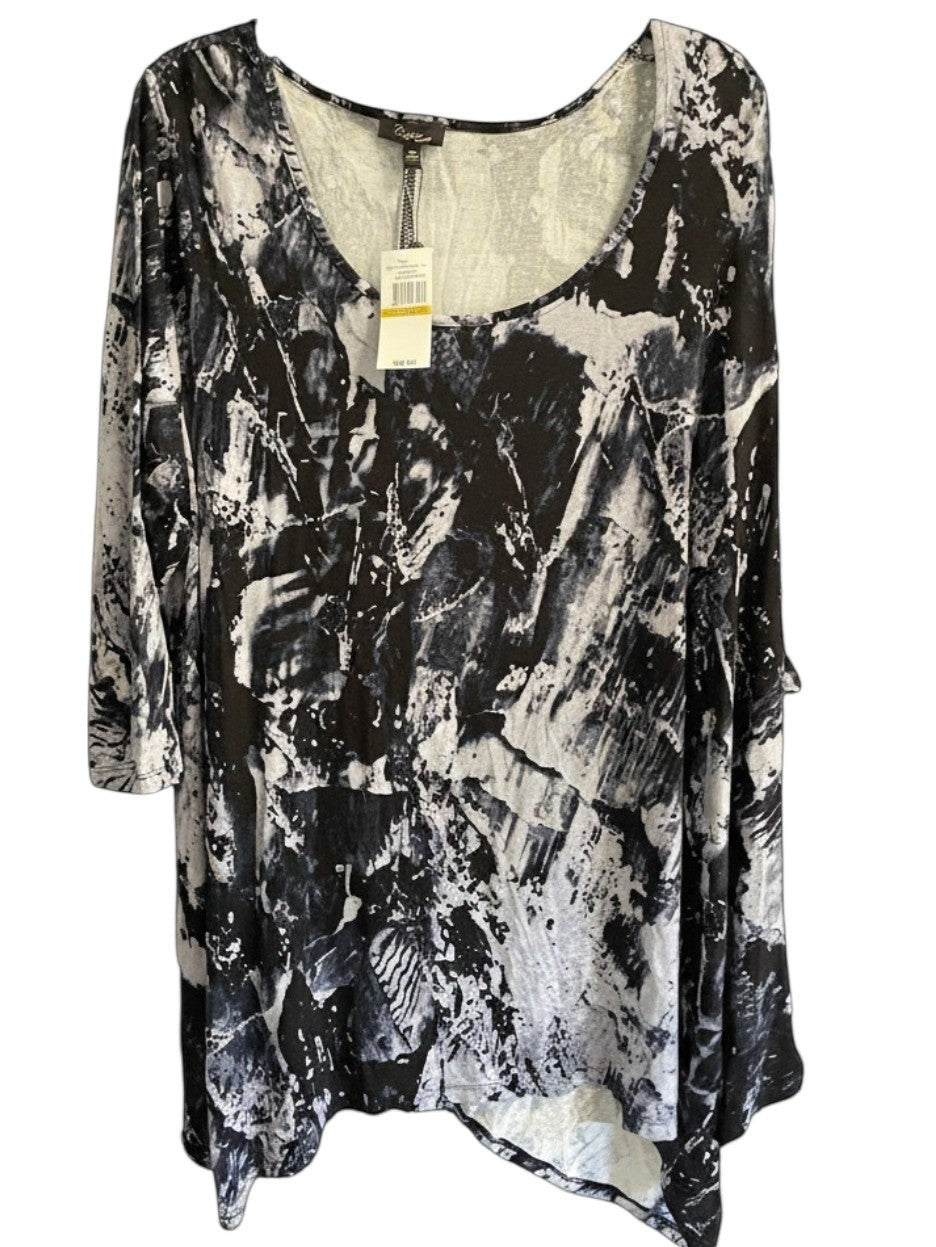 Somethinguluv3 Cupio black and white abstract print tunic top with a scoop neckline and asymmetrical hem.